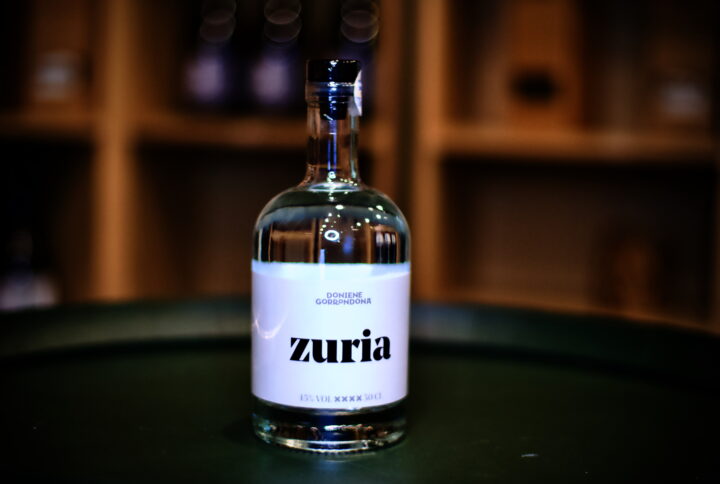 Botella de Doniene Gorrondona Aguardiente Zuria artesanal de Bizkaia